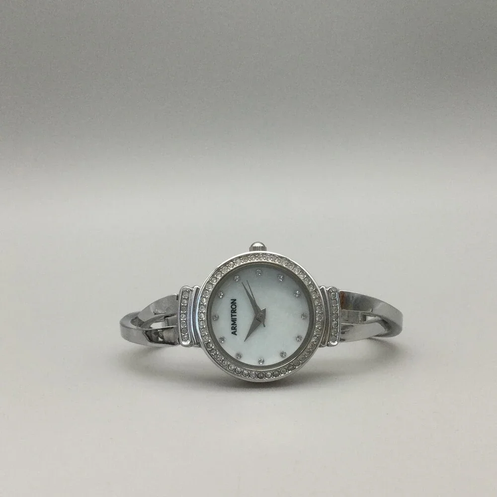 Armitron Womens Watch 26mm MOP Crystals Silver Tone 75I5474SV New Battery 7.5